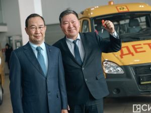 Двадцать новых автобусов передали школам и колледжам в Якутии