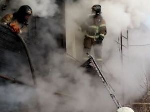 В Мирном сгорел частный дом: Пострадал мужчина