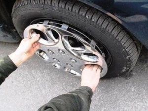 В Тааттинском районе пьяный мужчина снял колеса с автомобиля знакомого и продал