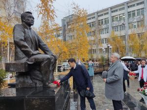 В Якутске почтили память Владимира Ларионова