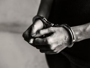 Врезал доской на дискотеке: В Якутии депутат обвинен в причинении вреда здоровью знакомого