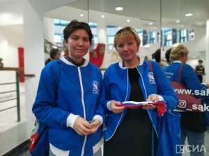 «Волонтёры Победы» раздали жителям Якутска ленты в цветах флага России