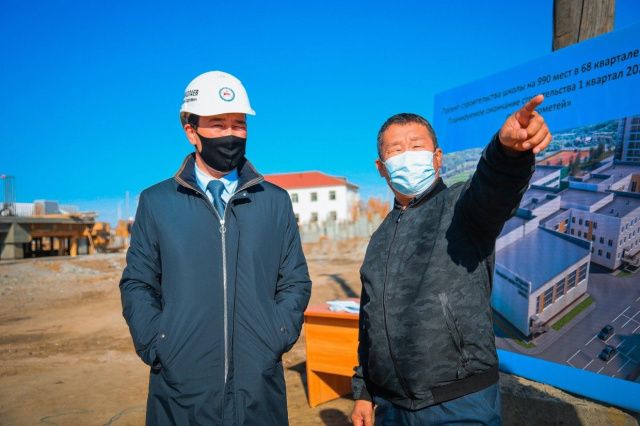 Ил Дархан проверил ход строительства образовательных учреждений в городе Якутске