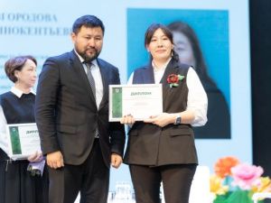 Премию главы города Якутска вручили учителям математики, физики, информатики, химии и биологии