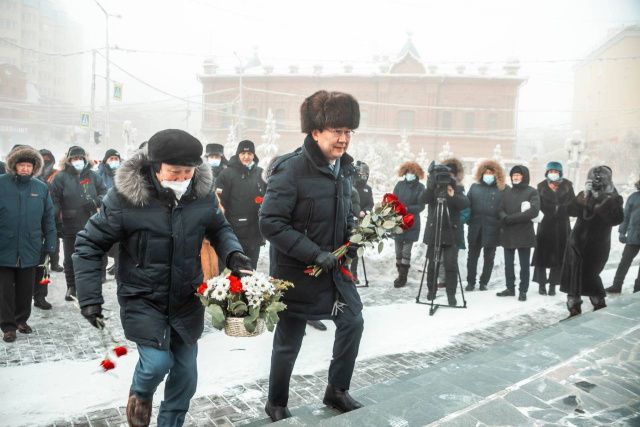 Глава Якутии возложил цветы к памятнику академику Владимиру Ларионову