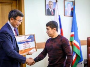 Власти Якутии вручили Арыйаану Тютрину сертификат на сумму 400 тысяч рублей