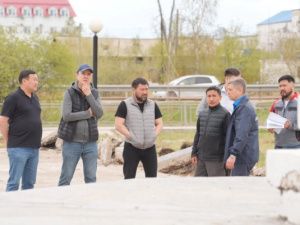 Евгений Григорьев осмотрел капремонт сквера им. Ю.А. Гагарина и детского сада №5