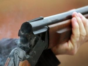 В Якутии пьяный хулиган погнался с ружьем за двумя девушками