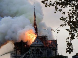 Огонь перекинулся на одну из башен Собора Парижской Богоматери