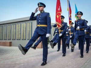В Якутске возложили цветы к памятнику якутскому снайперу и мемориалу «Солдат Туймаады»