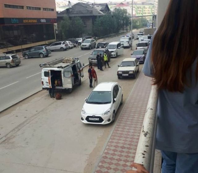 Девочка, выпавшая с пятого этажа одного из домов в Якутске, находится в крайне тяжелом состоянии