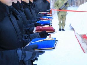 В Якутске увековечили память отдавших жизни в борьбе с оргпреступностью сотрудников МВД