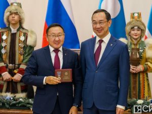 Айсен Николаев вручил якутянам государственные награды в преддверии Нового года