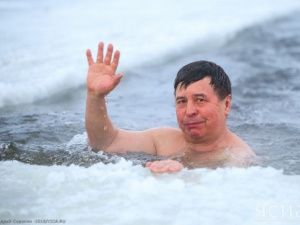 В Якутии «моржи» открыли сезон купания в проруби