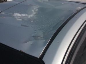 Управляющая компания выплатит ущерб за вмятины на крыше и капоте автомобиля