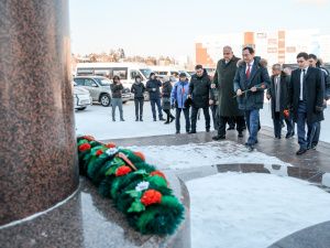 Айсен Николаев, Ненад Лалович и Михаил Мамиашвили возложили цветы к памятнику легендарному якутскому борцу Р.М. Дмитриеву