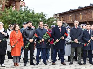 Айсен Николаев возложил цветы к памятнику основателя Якутска
