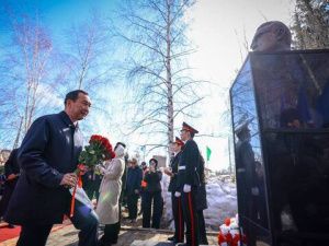 Айсен Николаев почтил память Гавриила Чиряева