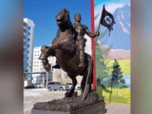 В Якутске появился памятник якутскому мужчине
