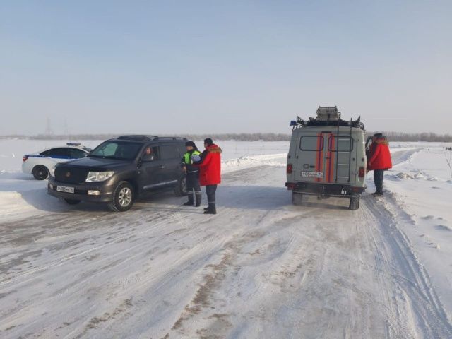В Якутске провели рейды по выявлению несанкционированного выезда на лед транспортных средств