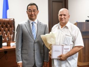 Айсен Николаев наградил лучших работников торговли