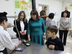 В школах Якутска внедрили мобильное приложение, позволяющее родителям отслеживать питание детей