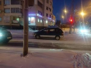 В Якутске женщина решила перейти дорогу на красный свет и попала под колеса машины