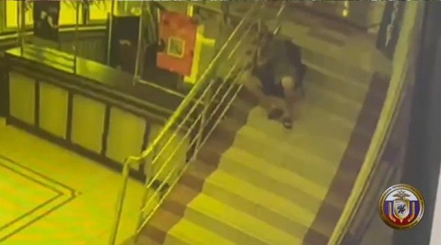В Якутске мужчина украл беспроводные наушники и попал на видео