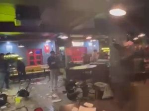 В Якутске молодые люди, кидавшиеся стульями и посудой в посетителей бара, предстанут перед судом