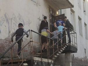 В Якутске спасатели предотвратили падение из окна малолетних детей