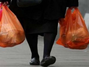 Житель Якутска сначала помог пенсионерке, а потом обокрал