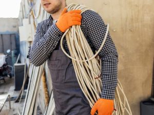 В Якутске мужчина украл кабель и оставил многоквартирный дом без интернета