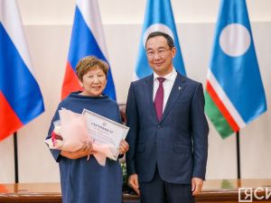 Глава Якутии вручил лучшим педагогам-наставникам премии в 100 тысяч рублей