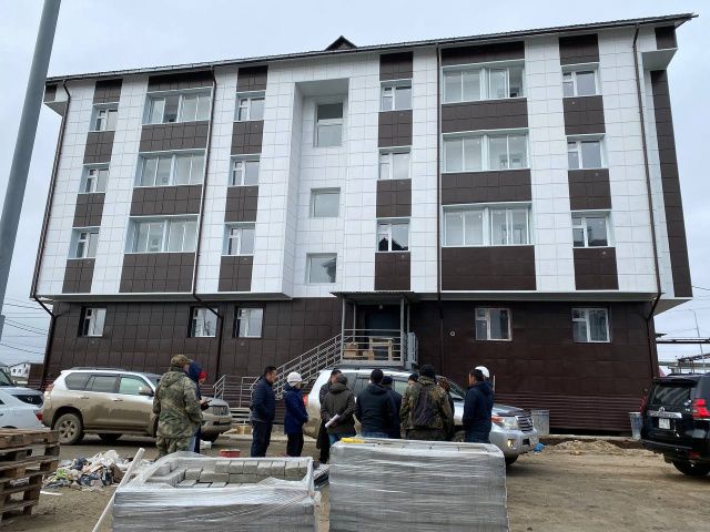 Дмитрий Садовников проверил ход строительства многоквартирных домов в Усть-Алданском районе
