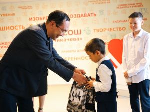 Айсен Николаев принял участие в благотворительной акции  «Собери ребенка в школу»