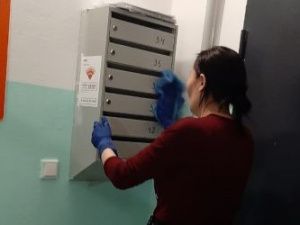 Проведение плановой дезинфекции и влажной уборки подъездов жилых домов в Якутске 22 мая