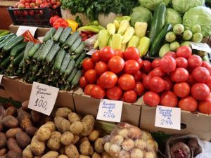 Обзор цен на овощи, фрукты и ягоды на Крестьянском рынке Якутска