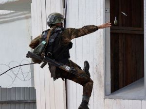 Сотрудник отдела специального назначения УФСИН «Белый медведь» удостоен почетного права ношения крапового берета