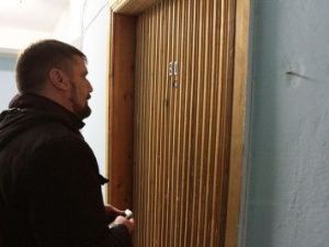 Житель Якутска сдал квартиру в аренду и заперся внутри, чтобы не впускать в нее квартиранта