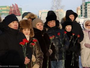 Якутяне возложили цветы к мемориальной плите «Город-герой Сталинград» на Площади Победы