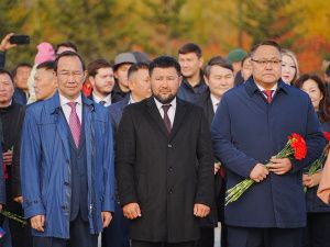 Праздник: В Якутске возложили цветы к памятнику основателю города Петру Бекетову