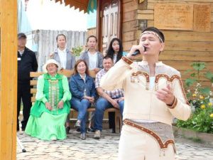 Осужденный певец Сиэйэ Уола выступил на концерте 