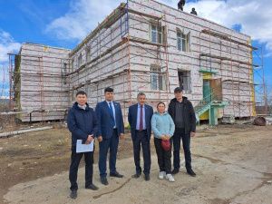 В рамках народной программы партии «Единая Россия» капитальный ремонт ведется в школе Магана