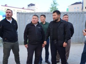 Евгений Григорьев проконтролировал ход капитального ремонта Саха-корейской школы и средней школы №16 им. С.Г. Черных