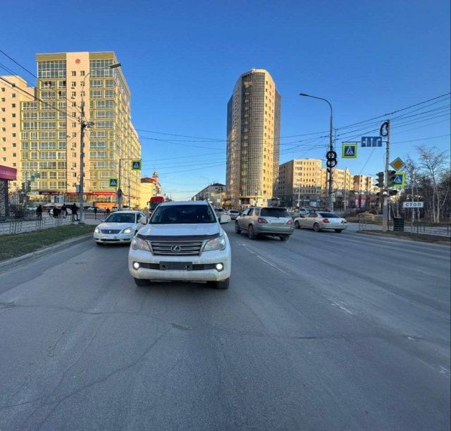 В Якутске водитель "Лексуса" совершил наезд на 17-летнюю девушку