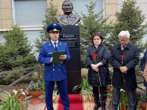 В Якутске открыли памятник прокурору Николаю Каратаеву