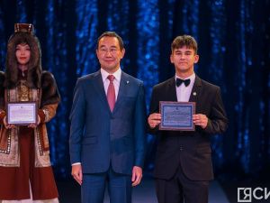 10 лучших школьников по итогам 2024 года наградили на Елке главы Якутии