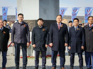 В Якутске возложили цветы в Парке Победы в честь памяти о воинах-якутянах и тружениках тыла