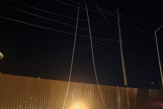 Жители нескольких улиц села Ытык-Кюель оставались без света из-за водителя спецтехники