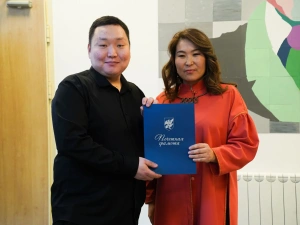 В SMART-библиотеке Якутска открыли стенд выдающегося писателя Николая Неустроева